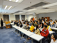 Students crowd into the classroom for Prof. Cao Xiaofeng’s lecture